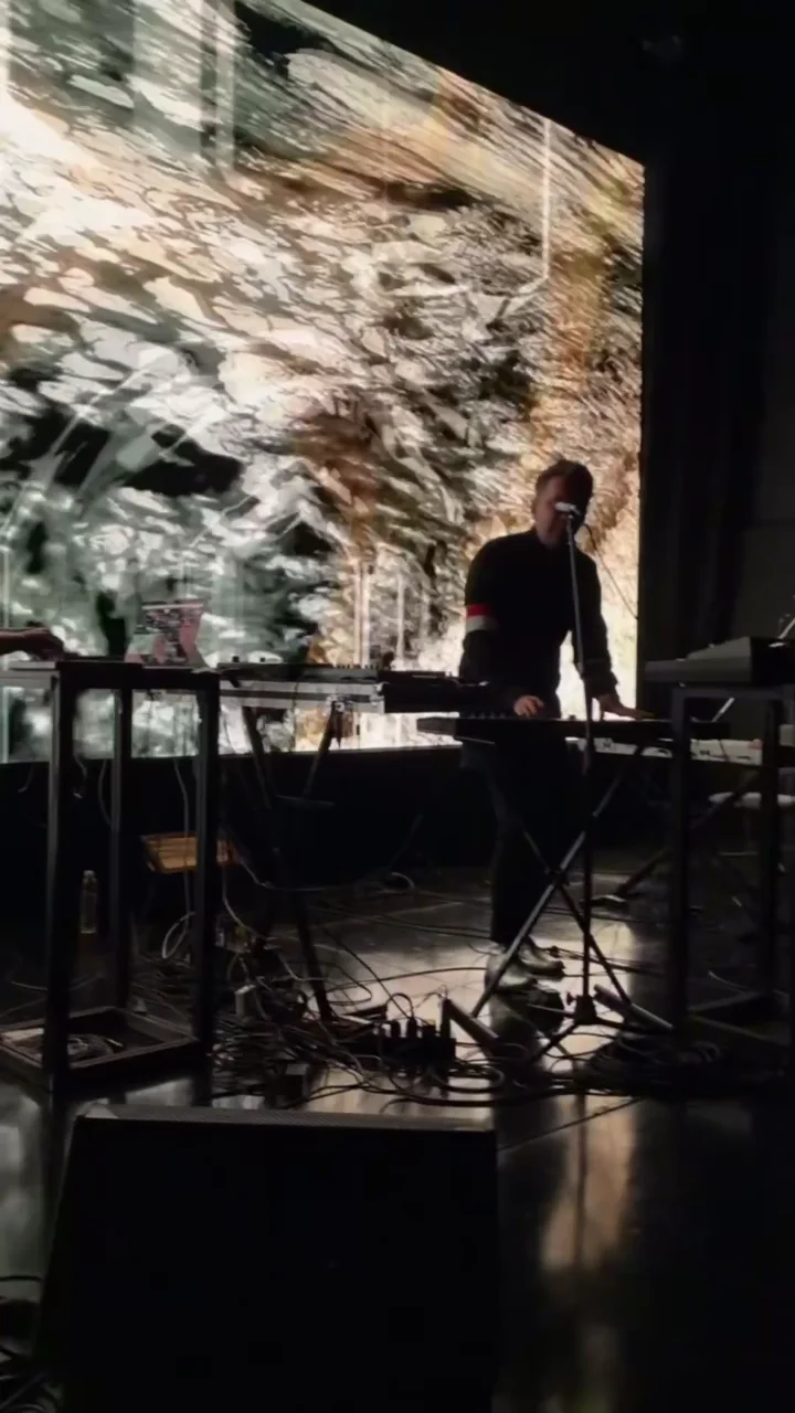 CØNCØN en vivo, entre instrumentos y proyecciones