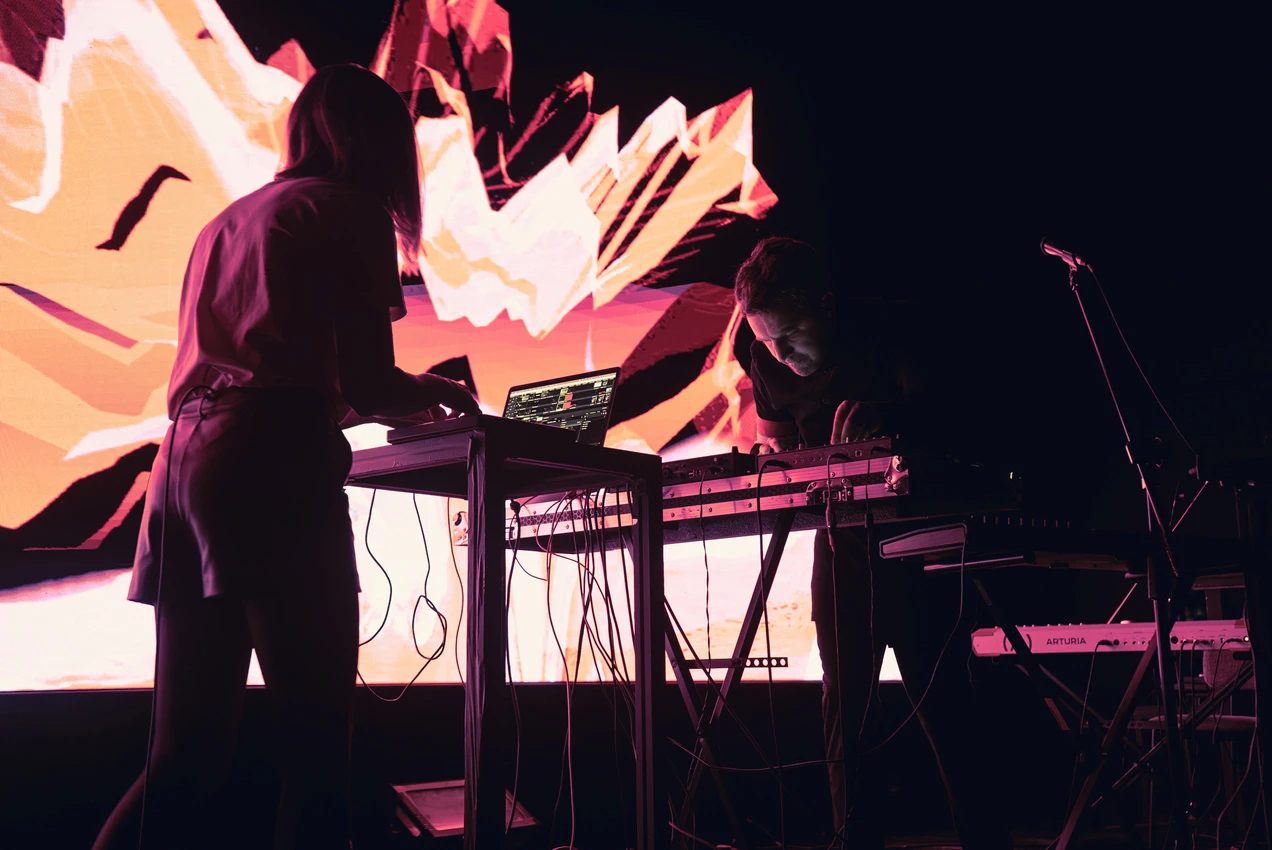 CØNCØN interpretando su show audiovisual en Teatro Mori